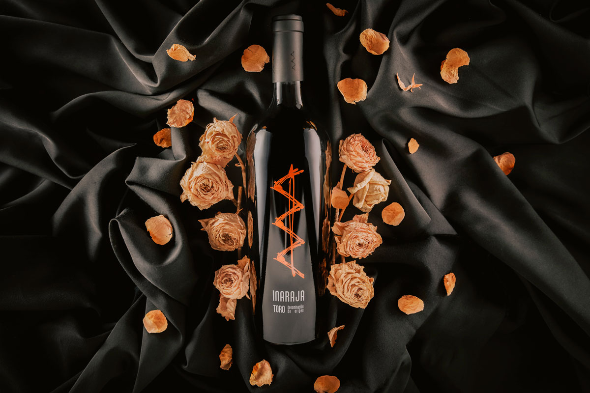 Botella de Inaraja, vino tinto de viñas centenarias envejecido en roble